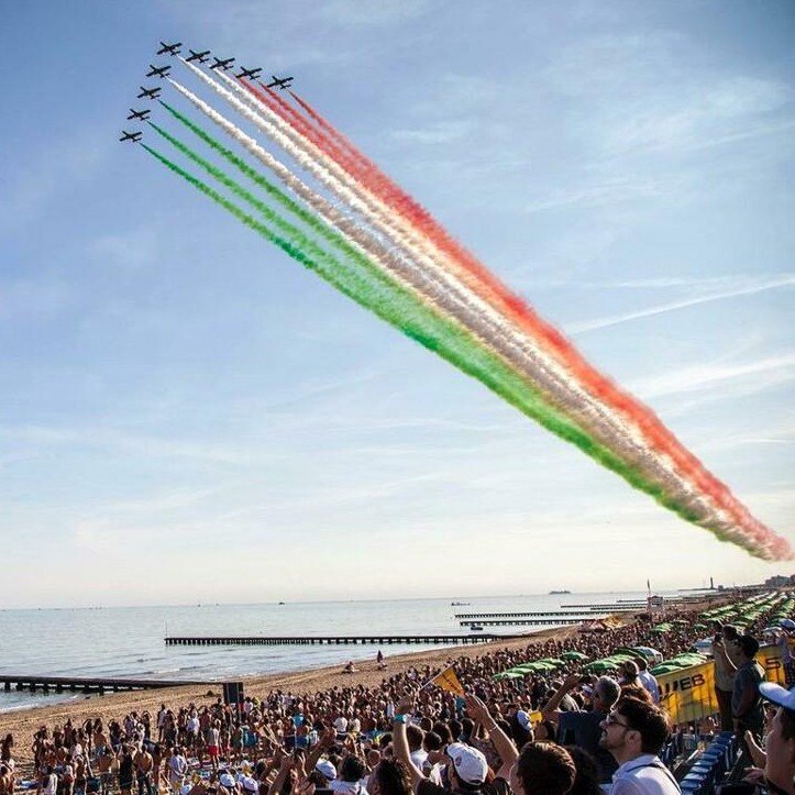 Tricolour arrows in Jesolo